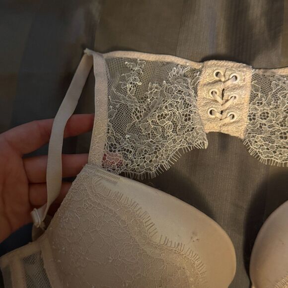 Victoria’s Secret Bombshell Lace Push-Up Bra – Ivory 32C - Picture 2 of 5